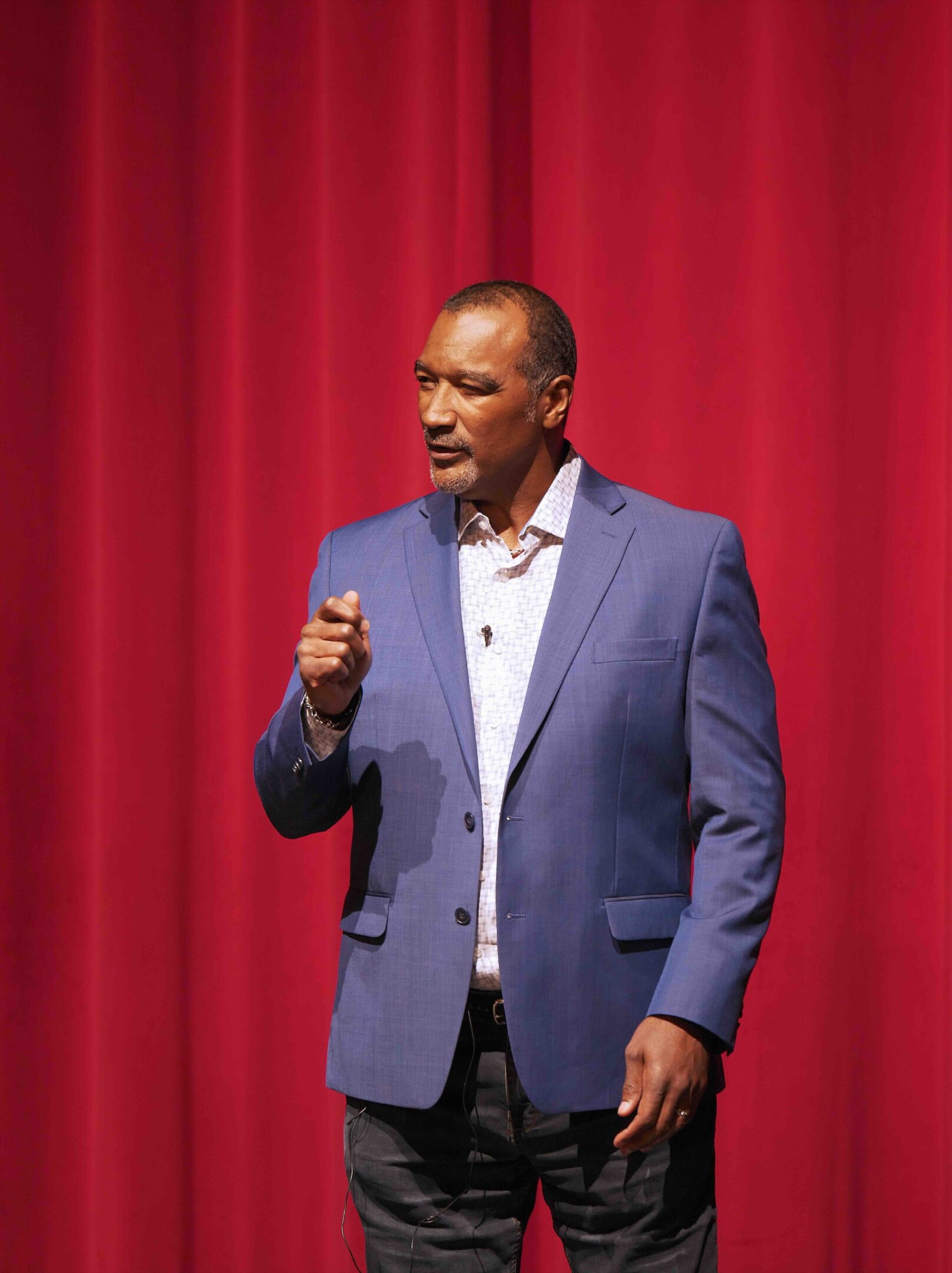 P1411772@2x Donzel speaking on stage